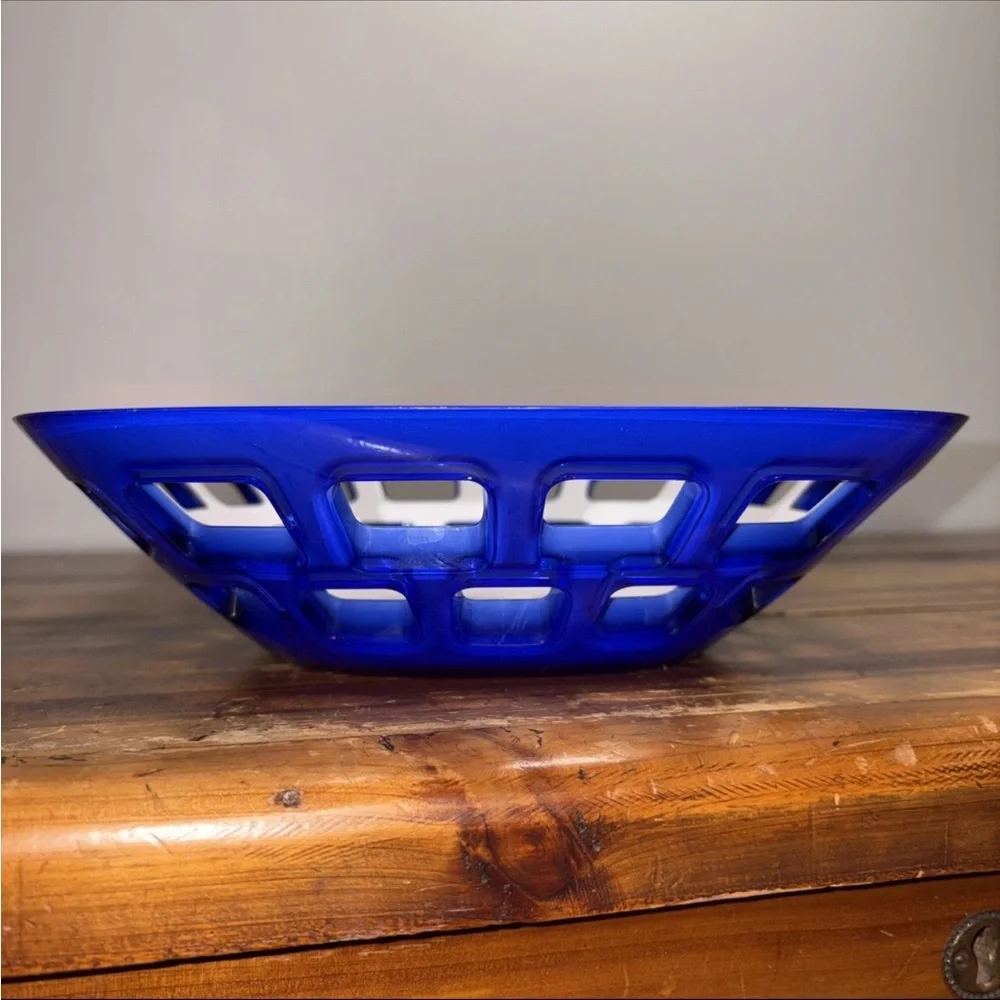 Guzzini Bread Basket Blue White pierced melamine Made In Italy 9.5 in square